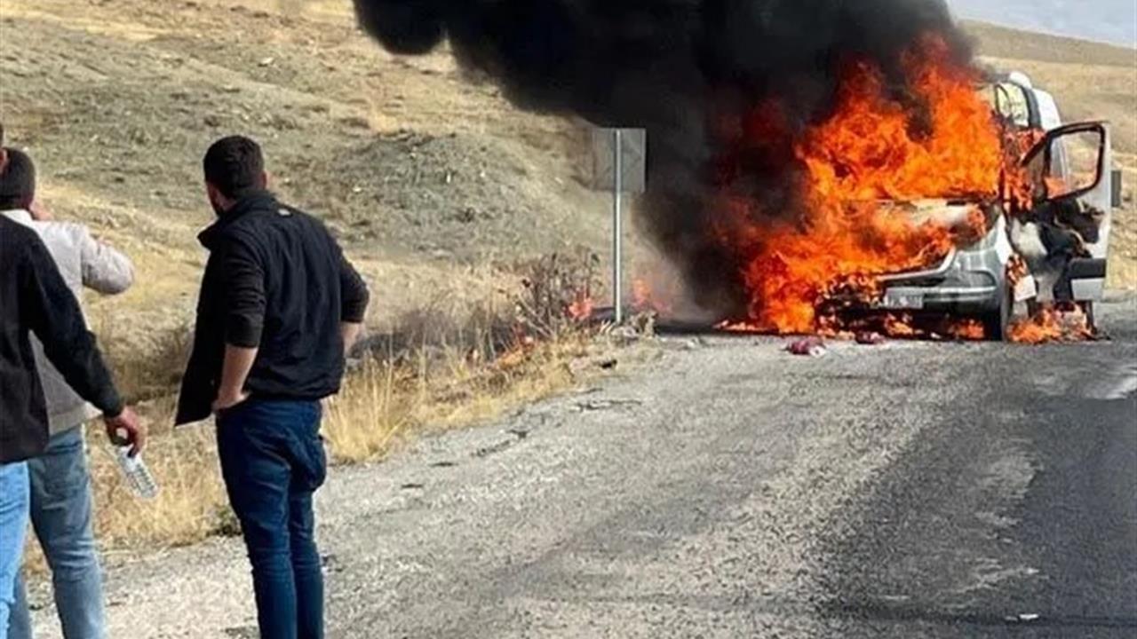 Van'da Seyir Halindeki Minibüs Yangın Sonucu Kullanılamaz Hale Geldi