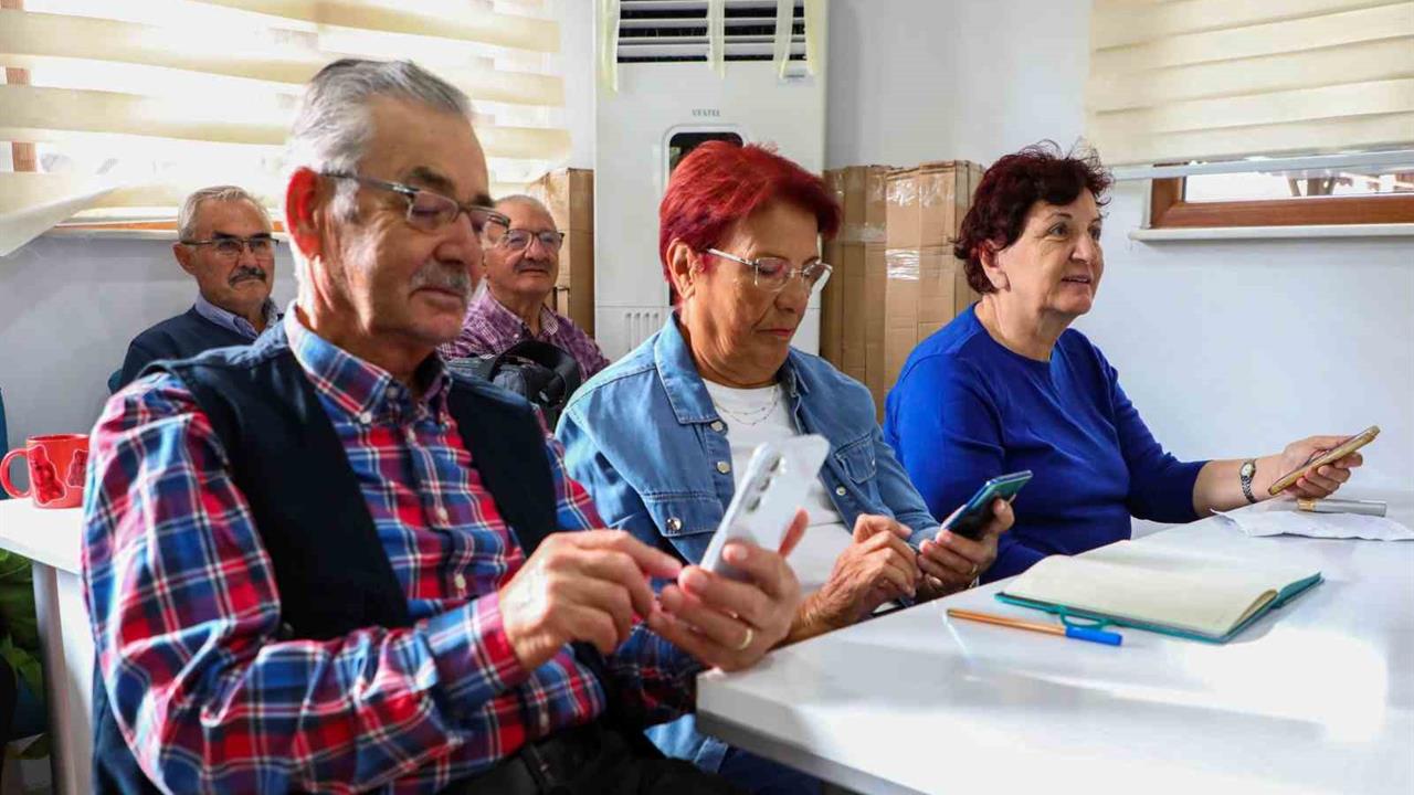 Antalya'da 60 Yaş Üstü Bireylere Akıllı Telefon Kullanım Eğitimi Veriliyor