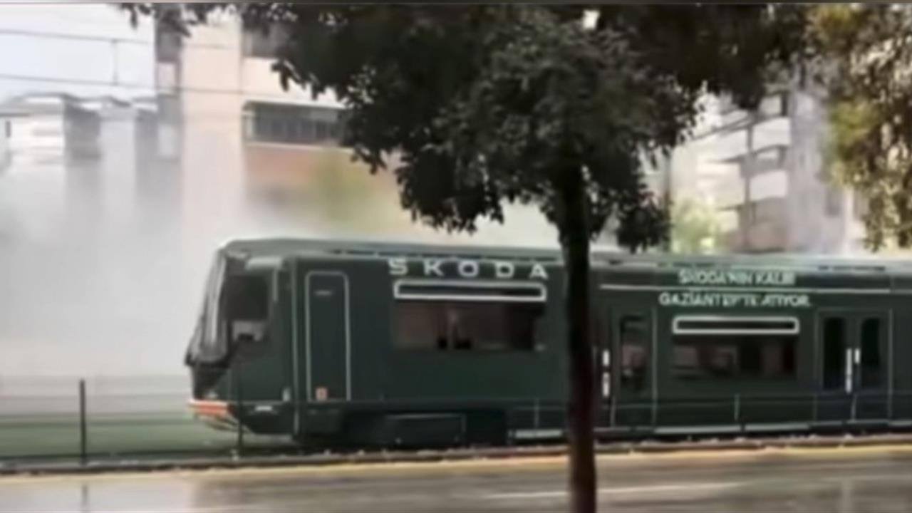 Gaziantep Şehitkamil'de Tramvaya Yıldırım Düşmesi Sonrası Panik Yaşandı