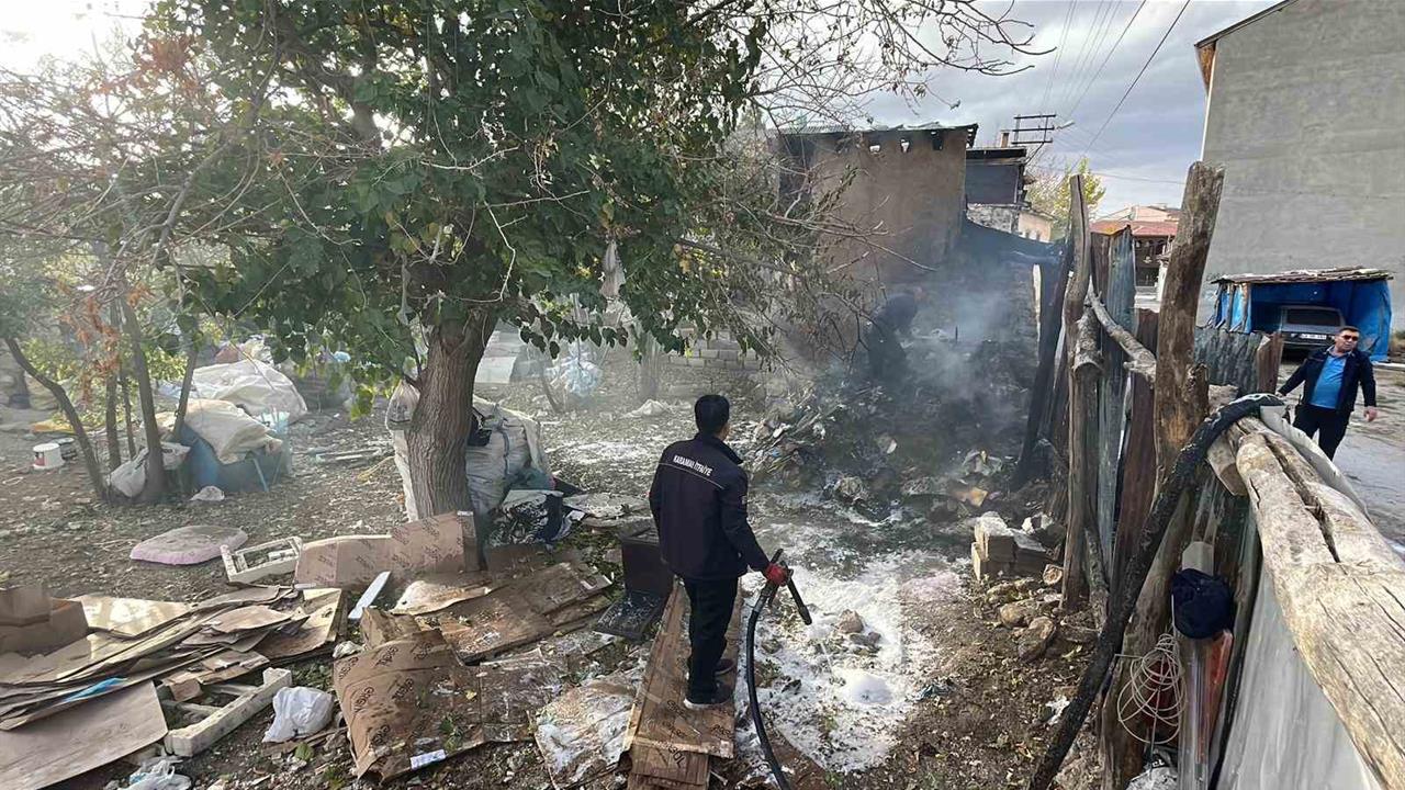 Karaman Merkez'de Çatıda Çıkan Yangın, İtfaiye Ekipleri Tarafından Kısa Sürede Söndürüldü