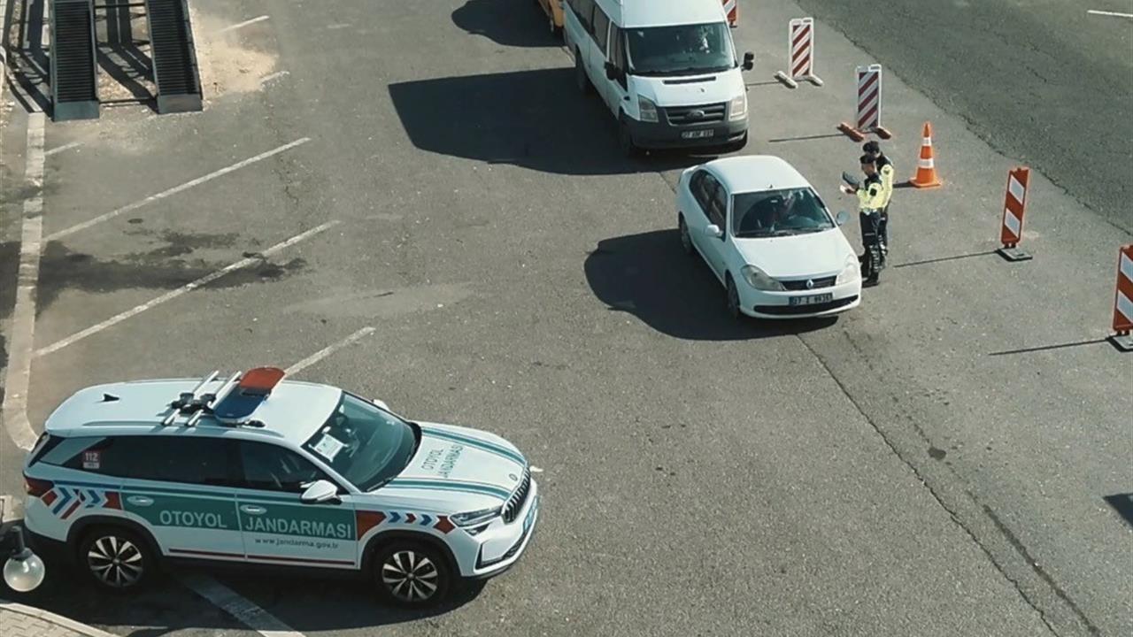 Gaziantep'te Jandarma, Dronlarla Trafik Denetimi Yaptı ve 390 Araç Men Edildi