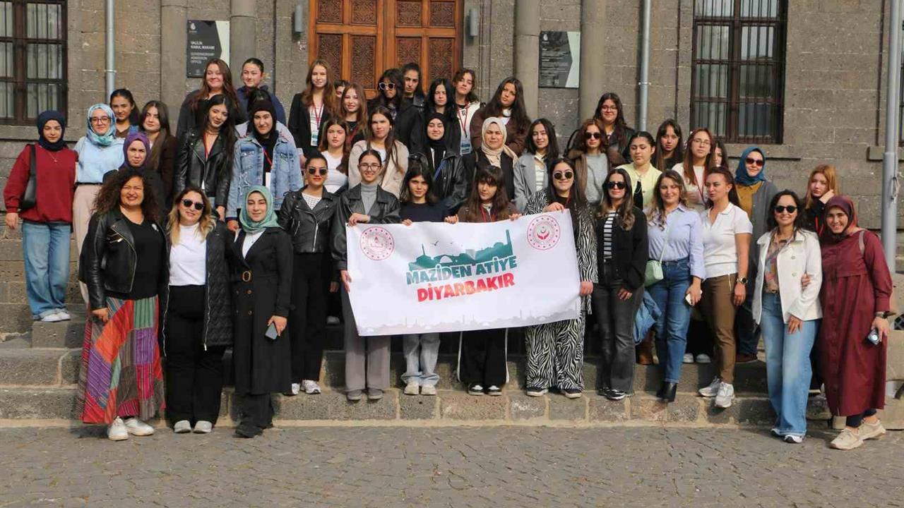 Diyarbakır'da Şehit ve Gazi Kızları Tarihi Mekanları Ziyaret Ediyor