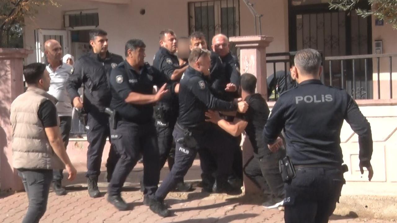 Antalya Muratpaşa'da Madde Bağımlısı Okan A., Ailesini Dışarı Çıkartıp Eşyaları Sokağa Attı