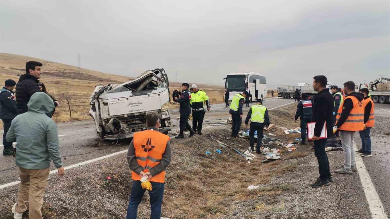 Kayseri İncesu'da Meydana Gelen Zincirleme Trafik Kazasında Ölü ve Yaralılar Var
