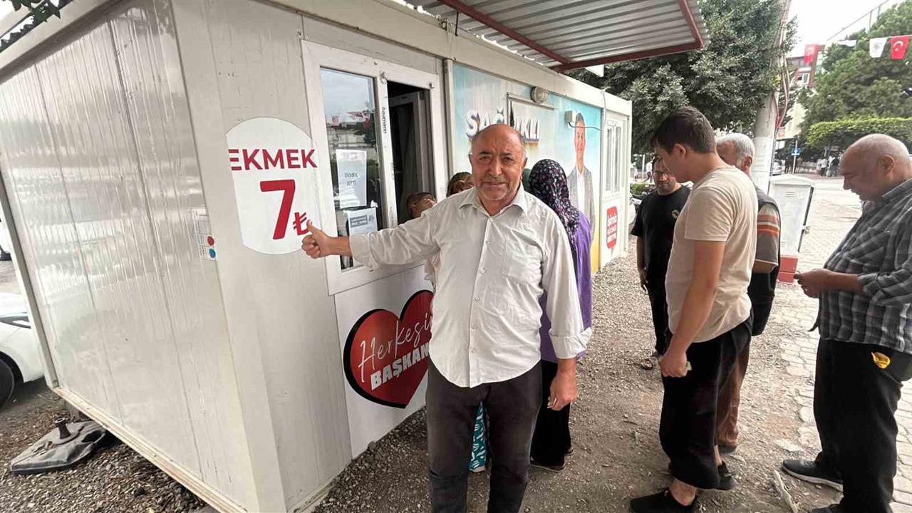 Hatay Dörtyol'da Halk Ekmek Noktalarında Uzun Kuyruklar Oluştu