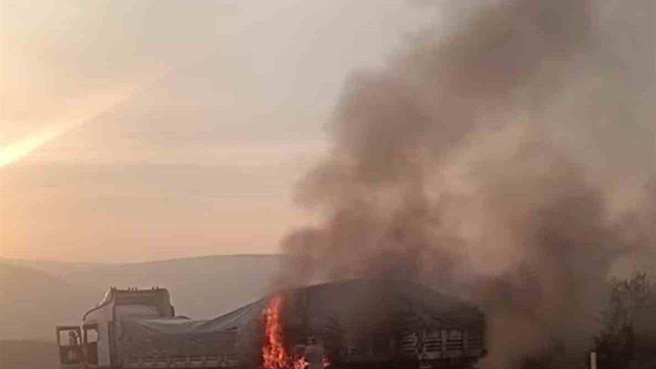 Mersin Mut'ta Seyir Halindeki Tırda Yangın Çıktı