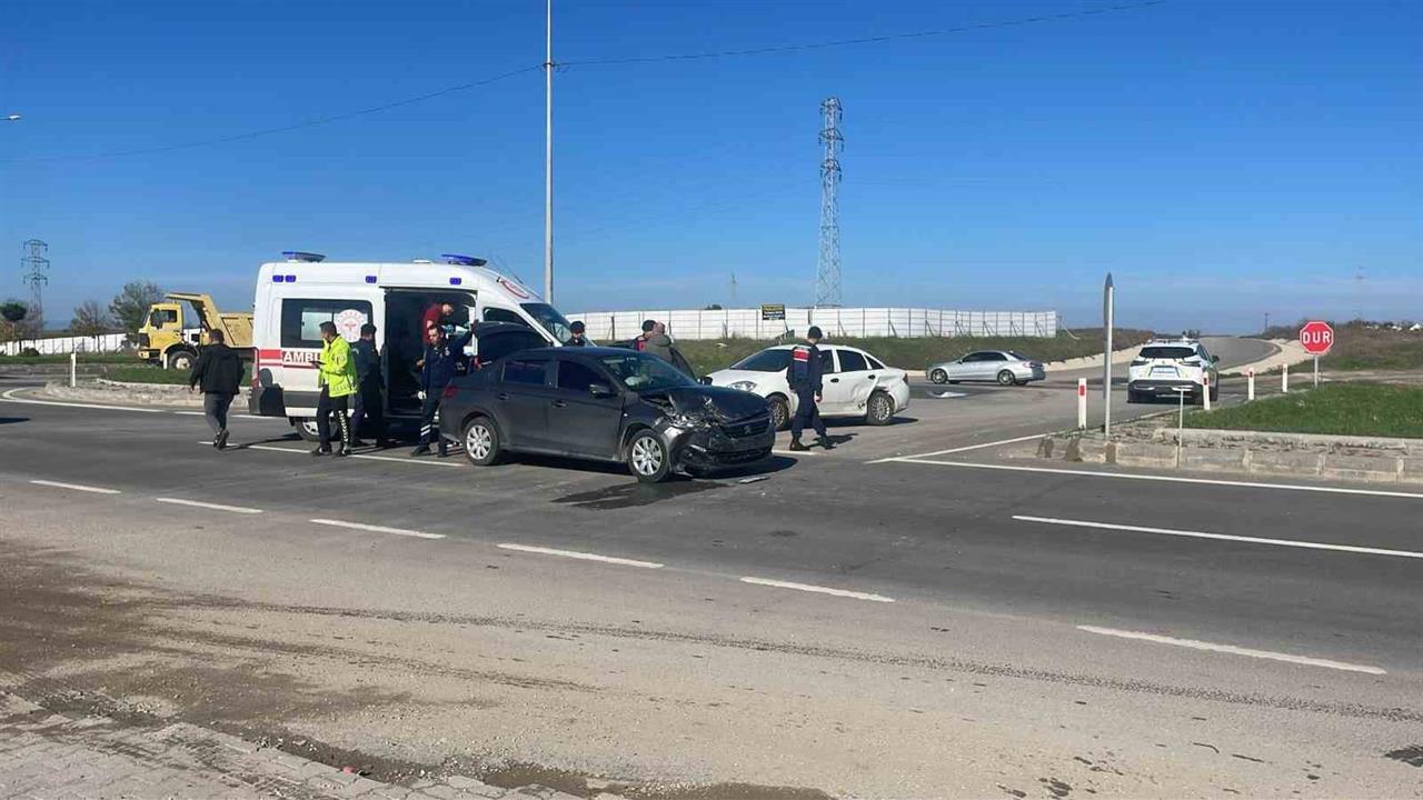 Edirne İpsala'da İki Otomobilin Çarpışması Sonucu 8 Kişi Yaralandı