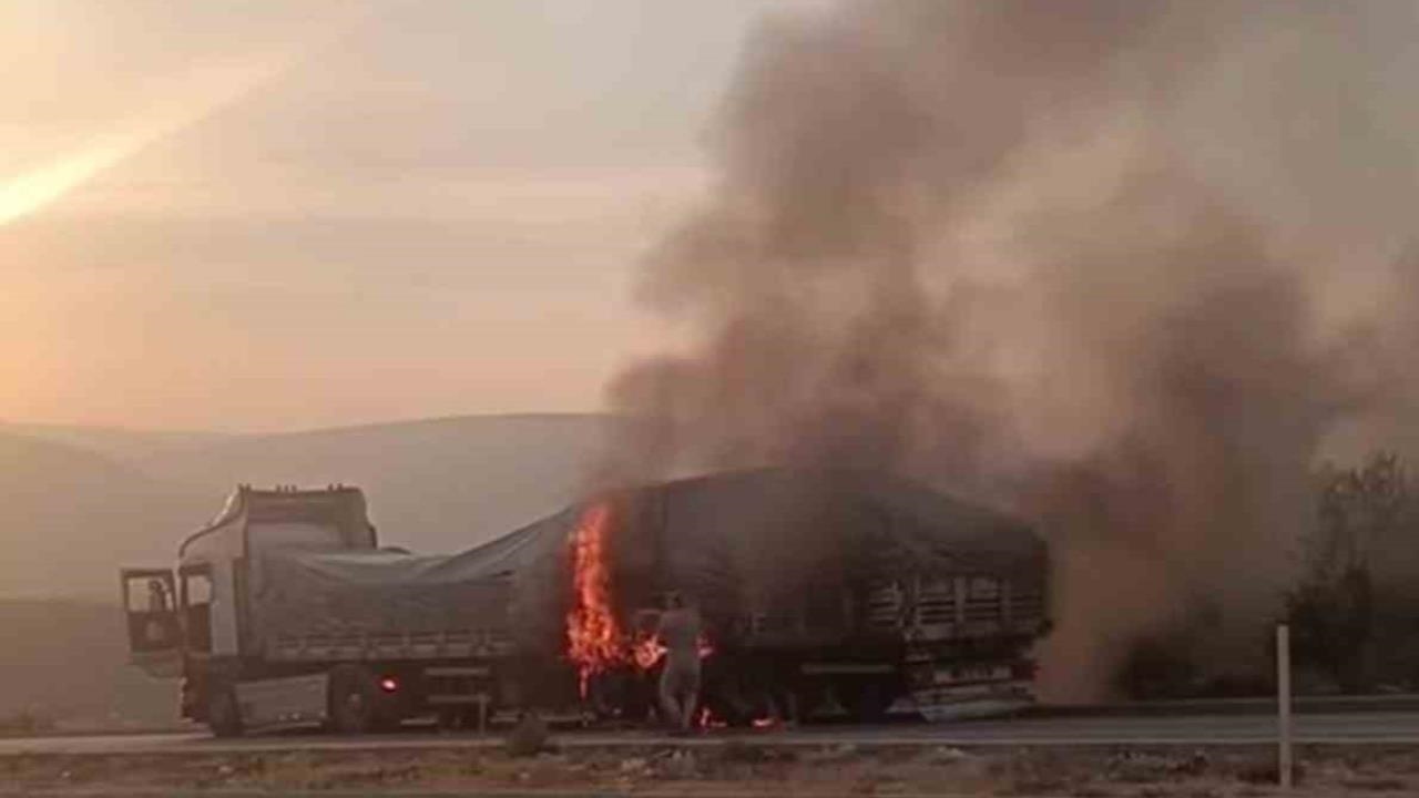 Mut'ta Seyir Halindeki TIR Alev Aldı: Erken Müdahale İle Büyümeden Söndürüldü