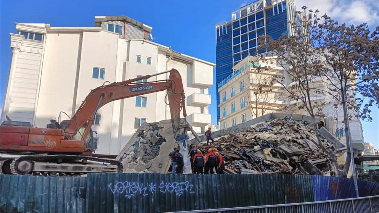 Ankara Çankaya'da Yıkım Çalışması Sırasında 5 Katlı Bina Çöktü