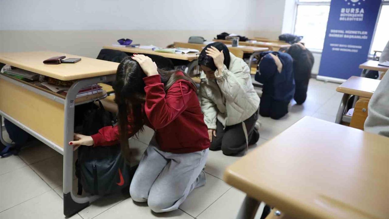 Bursa'da YKS Hazırlık Merkezi'nde Deprem ve Tahliye Tatbikatı Yapıldı