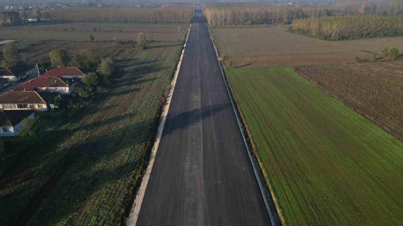 Akyazı'da Yahyalı Bağlantı Yolu'nda Asfalt Çalışmaları Devam Ediyor