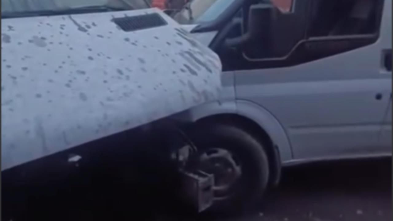 Minibüs, Tırmıl Sanayi Sitesine Tamire Geldi... Park Halindeyken Zincirleme Kazaya Karıştı: 3 Araç Hasarlı!