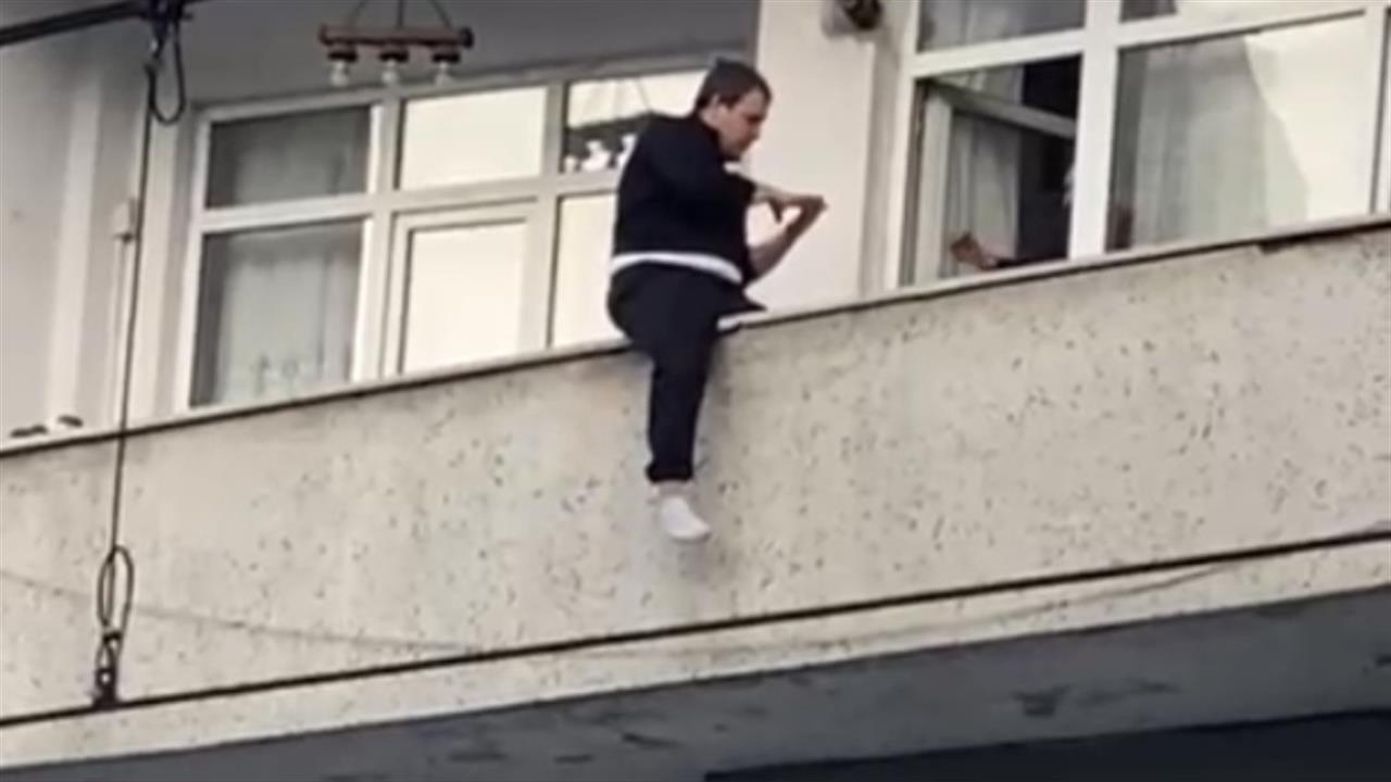 Sultangazi'de Balkondan Atlamak İsteyen Genç İkna Edildi