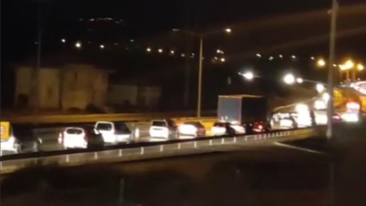Erdemli Çeşmeli Otoban Çıkışında Araç Yoğunluğu Nedeniyle Trafik Kilitlendi