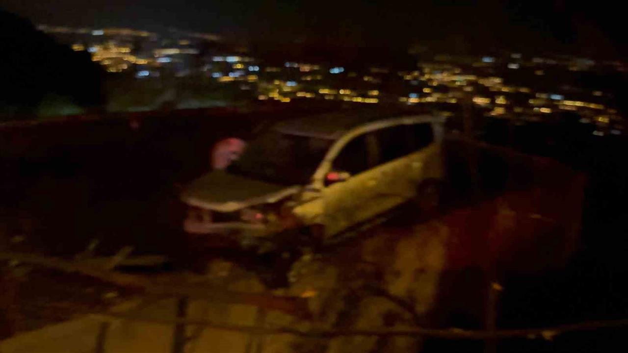 Osmaniye Düziçi'nde Yağışlar Nedeniyle Araç Ev Damına Düştü, 4 Yaralı