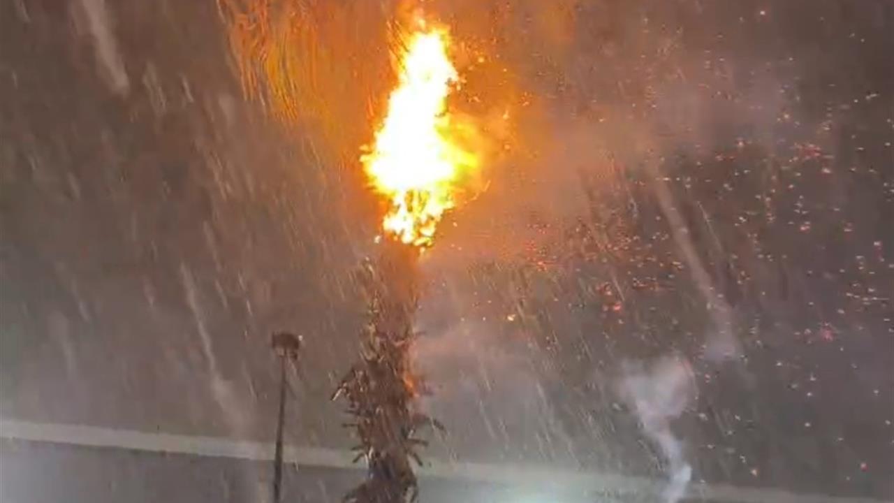 Adana Seyhan'da Yıldırım Düşmesiyle Yangın Çıktı