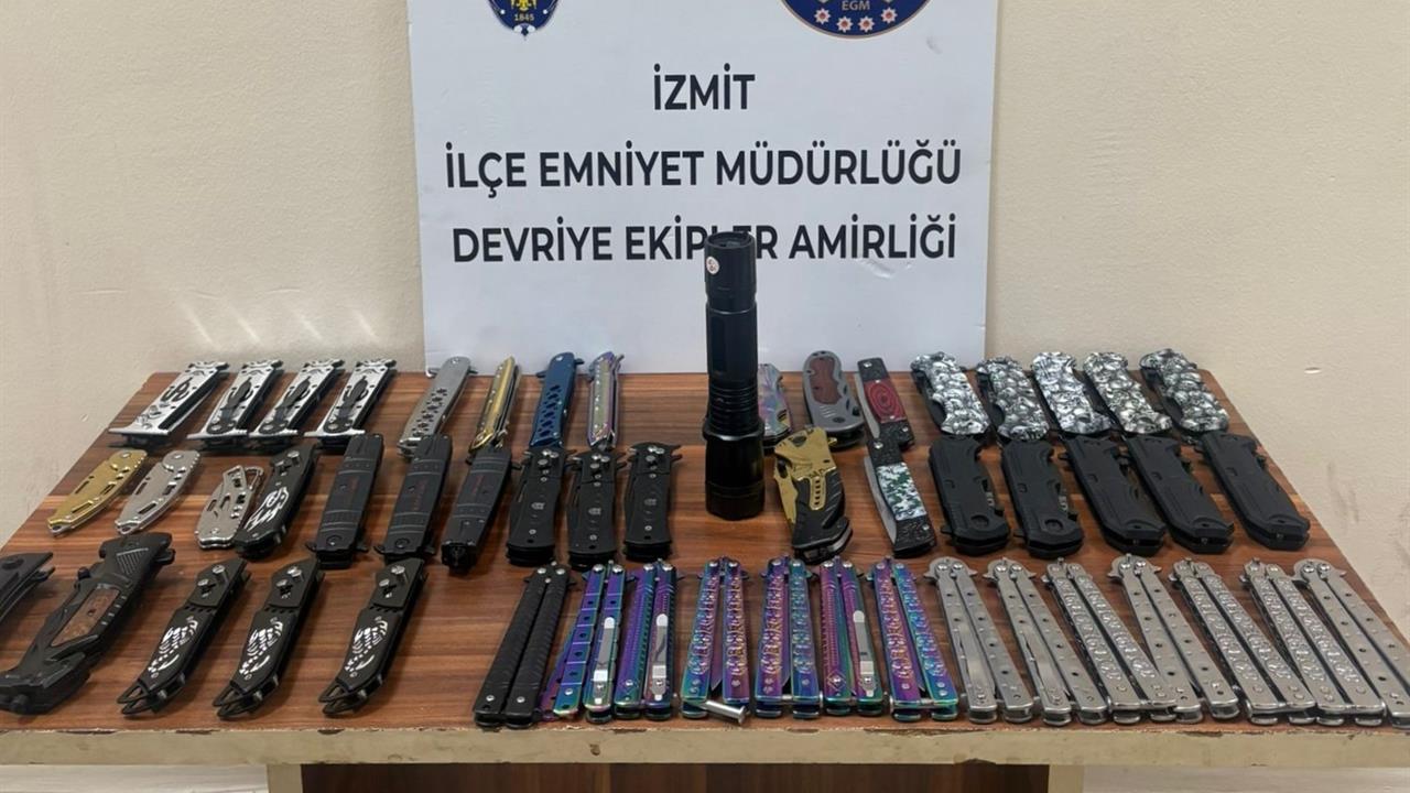 İzmit'te İki Çocuk Üzerinde 52 Kesici Alet ve Şok Cihazı Ele Geçirildi