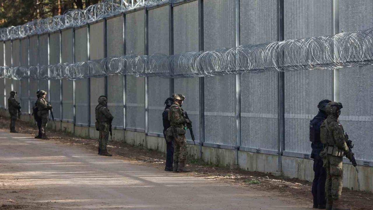 Polonya, Belarus Sınırına Düzensiz Göçmen Geçişini Önlemek İçin İkinci Bariyeri İnşa Ediyor