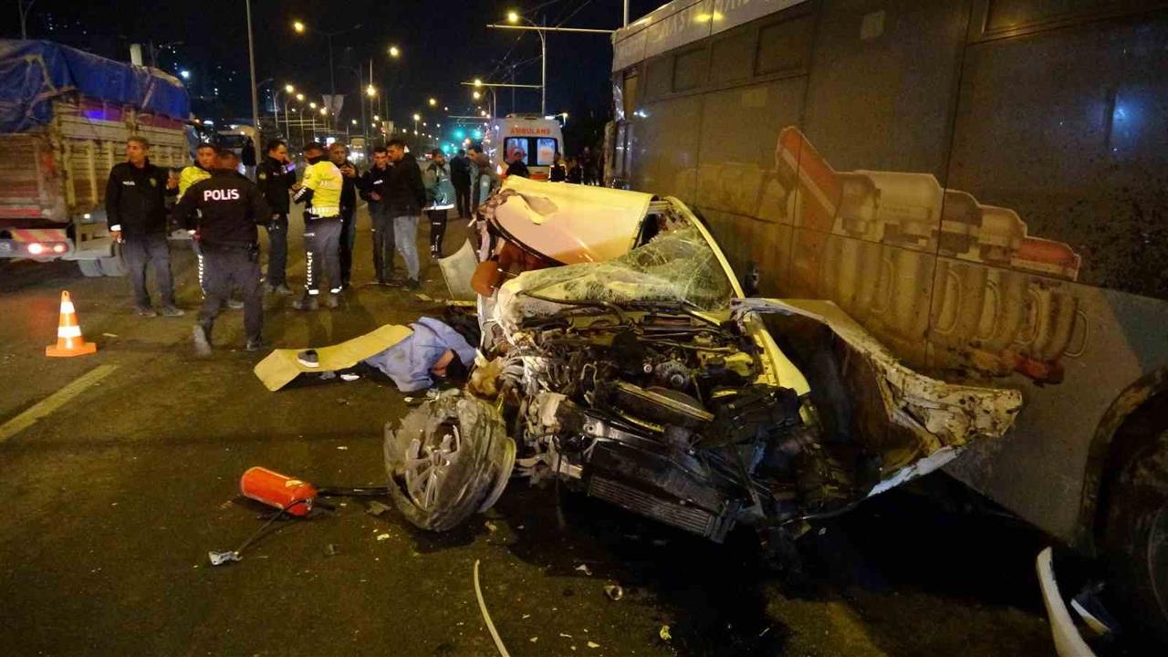 Malatya'da Kontrolden Çıkan Otomobil, Tır ve Halk Otobüsüne Çarptı