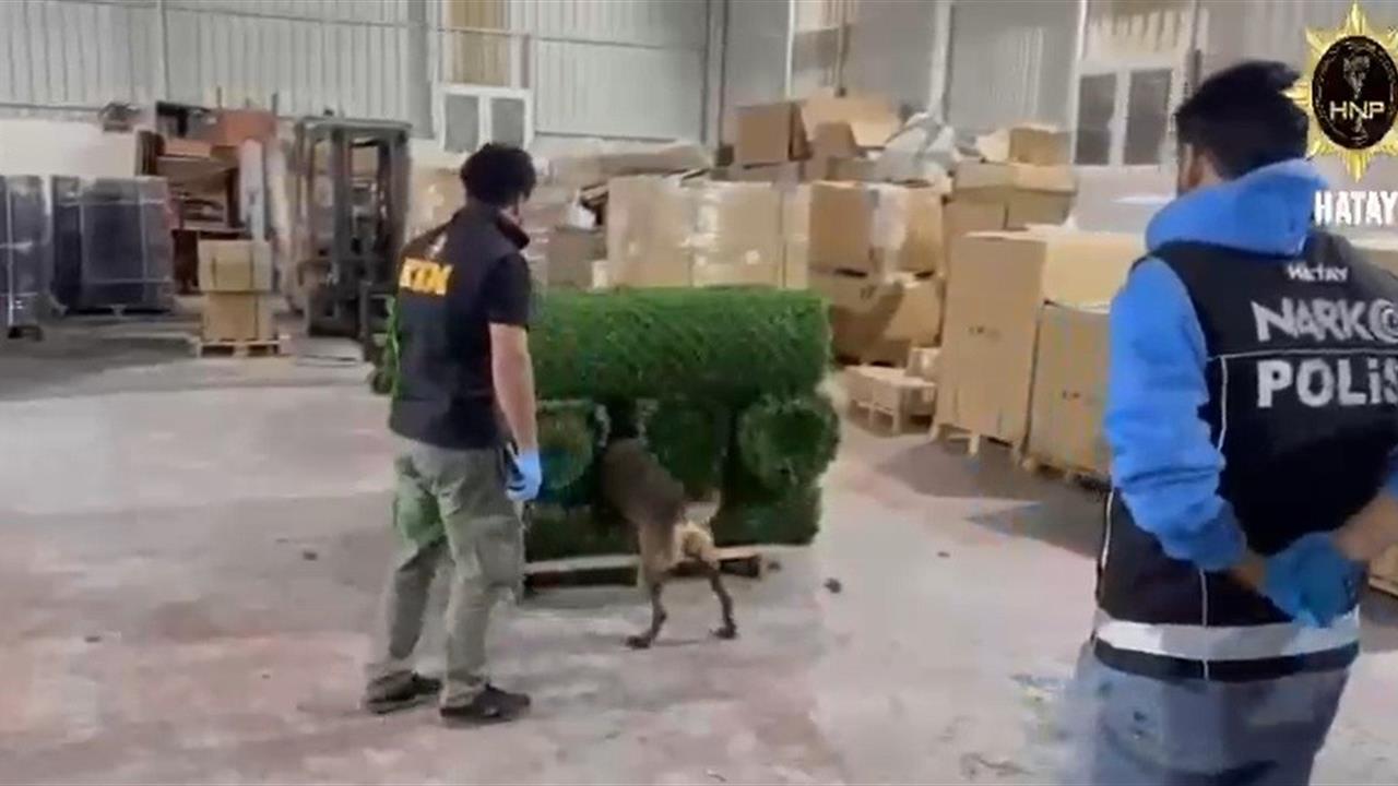 Hatay'da Yapay Çimin İçine Saklanan 306 Bin Uyuşturucu Hap Ele Geçirildi