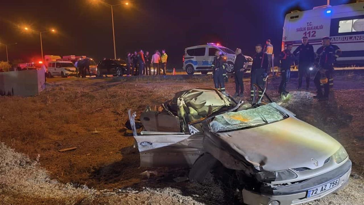 Batman Merkez'de Otomobilin Tıra Çarpması Sonucu İki Kardeş Hayatını Kaybetti