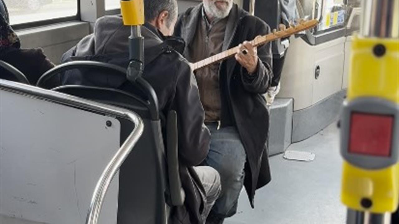 İstanbul'da İETT Otobüsünde Yolcular Eğlenceli Anlar Yaşadı