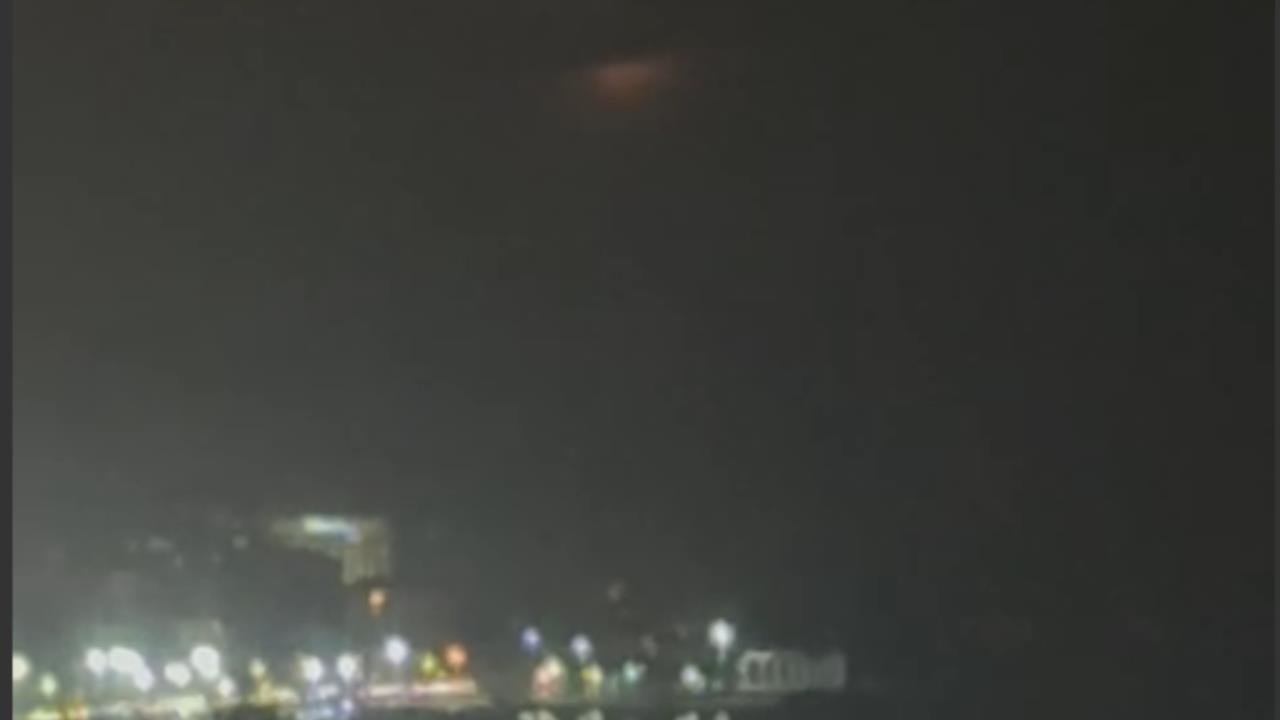 Mersin'de Gece Semalarda Görülen Gizemli Işık Sosyal Medyada Tartışma Yarattı