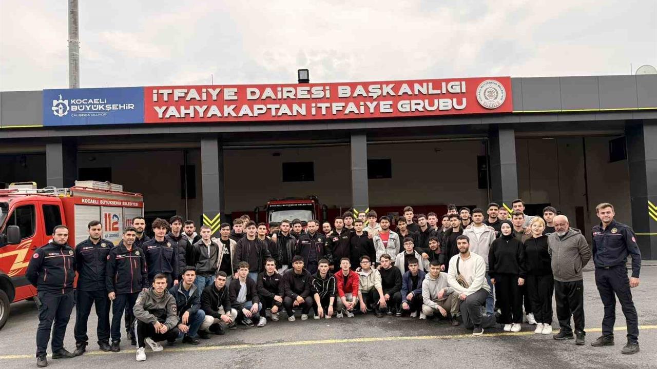 Kocaeli'deki Üniversite Öğrencileri İtfaiye Teşkilatını İnceledi