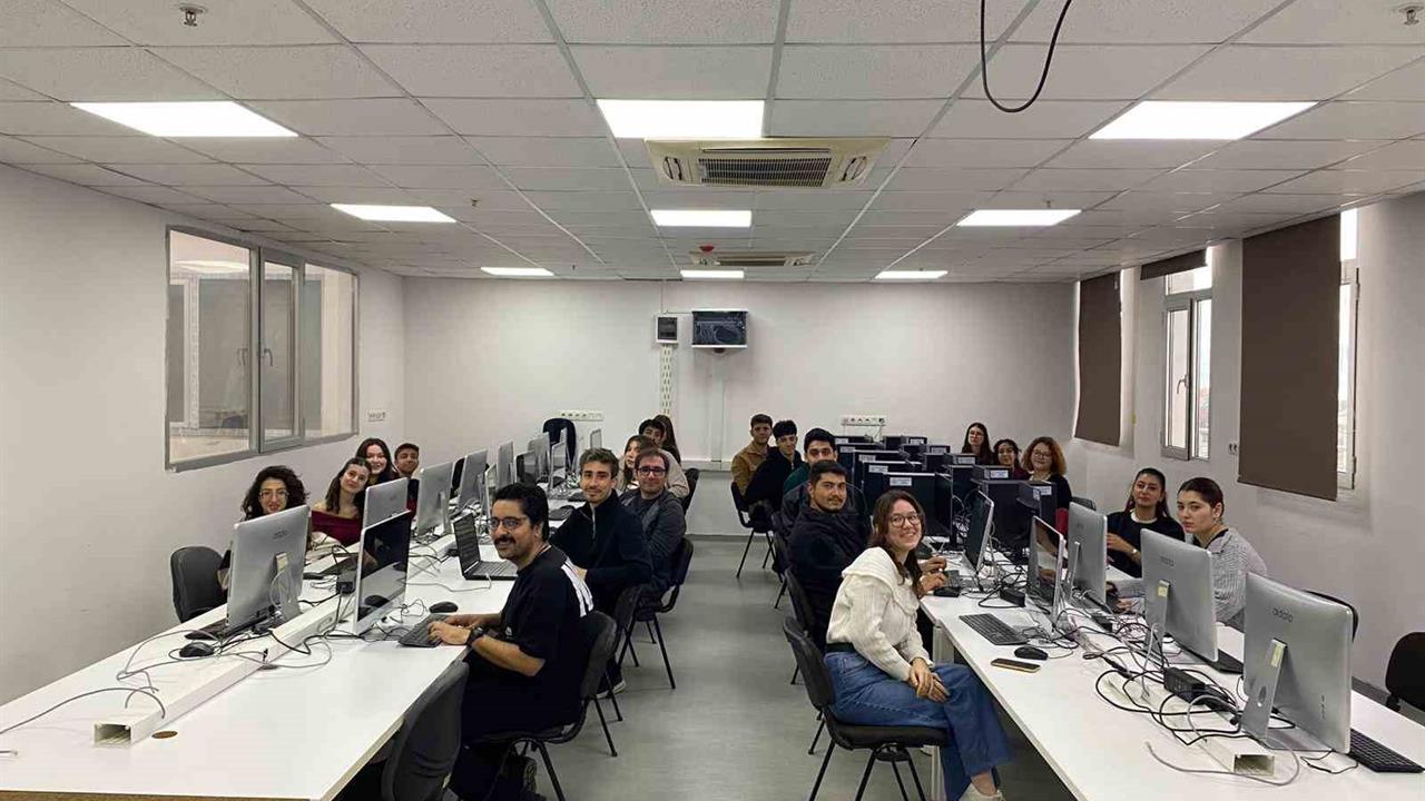 Aydın Adnan Menderes Üniversitesi İletişim Fakültesi'nde Bilgisayar Laboratuvarı Yenilendi