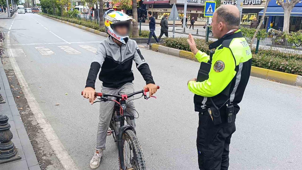 Antalya Manavgat'ta Trafiği Tehlikeye Düşüren Bisikletli Sürücüsüne Ceza Uyarısı Yapıldı