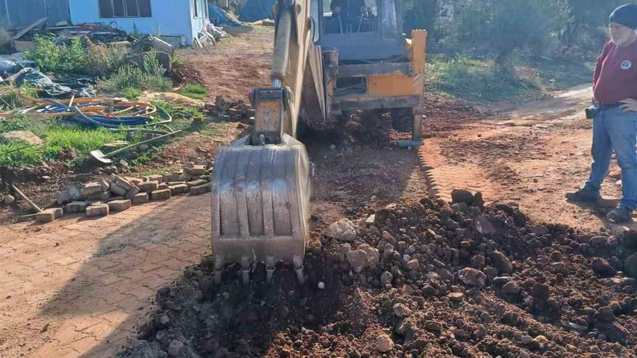 Aydın Karacasu'da Belediyenin Çevre Bakım Çalışmaları Sürüyor