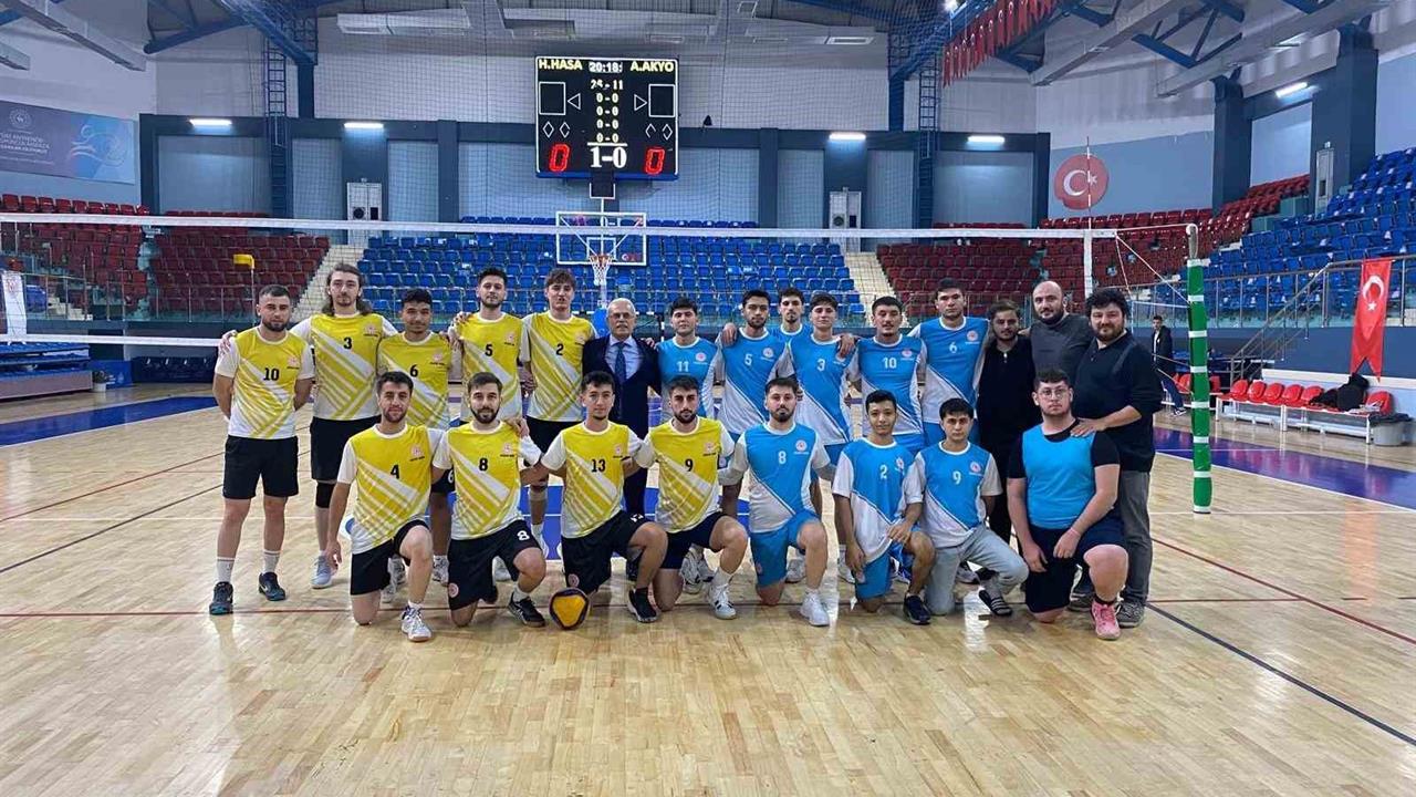 Düzce'de Yurtlig Erkek Voleybol Turnuvası Sürüyor, Çekişmeli Maçlar Yaşanıyor