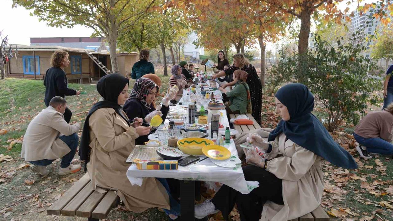 Diyarbakır'da Kadınların Katılımıyla Düzenlenen Atölyede Atık Malzemeler Yeniden Kullanıldı