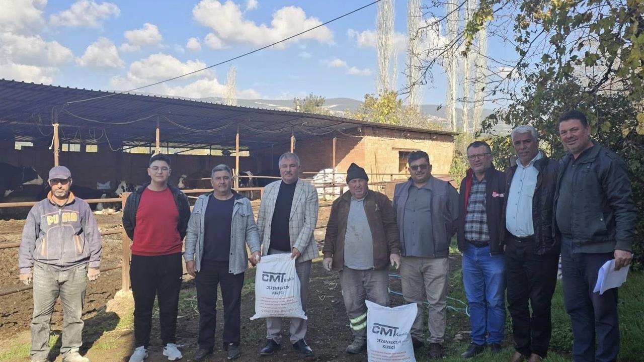 Beyağaç'ta Şap Hastalığına Karşı Üreticilere Kireç Dağıtıldı