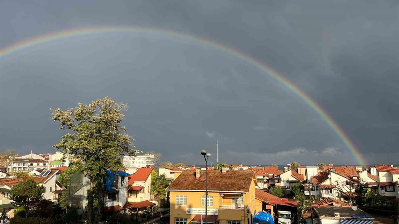 Düzce Akçakoca'da Yağmur Sonrası Gökkuşağı İzleyenleri Büyüledi