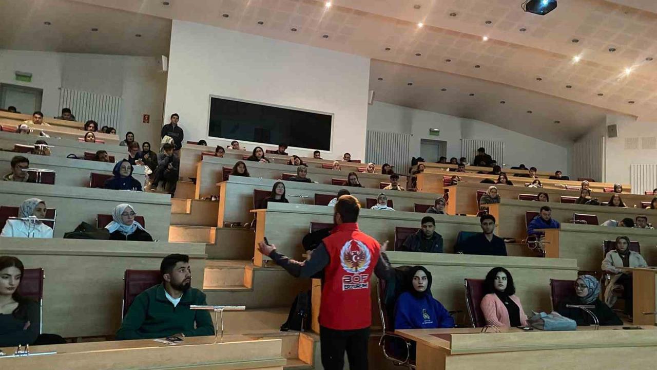 Erzurum'da Emniyet Müdürlüğü, Gençlere Güvenli Gelecek Projesi Kapsamında Bilgilendirme Yapıyor