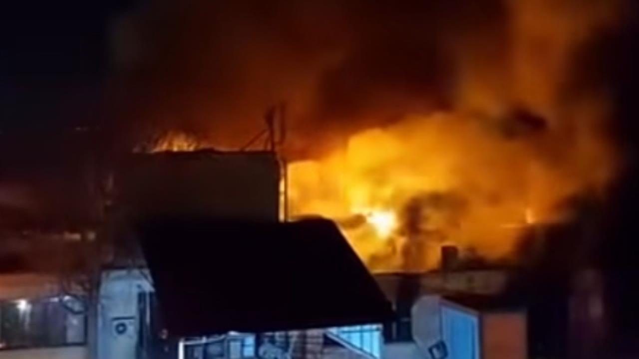 Denizli Pamukkale'deki Fabrika Yerleşkesinde Yangın Çıktı, 6 İşyeri Zarar Gördü