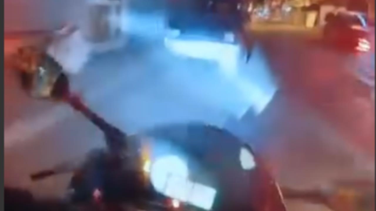 Mersin Akdeniz Hal Mahallesi'nde Motosiklet Sürücüsü Kazayı Yara Almadan Atlattı