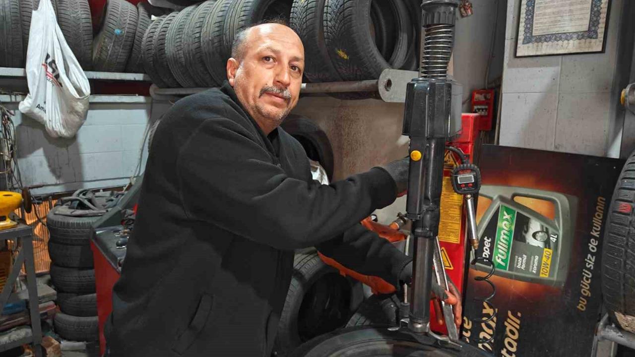 Kayseri'de Lastik Ustası, Kış Lastiği Takmanın Önemi Üzerine Bilgi Verdi