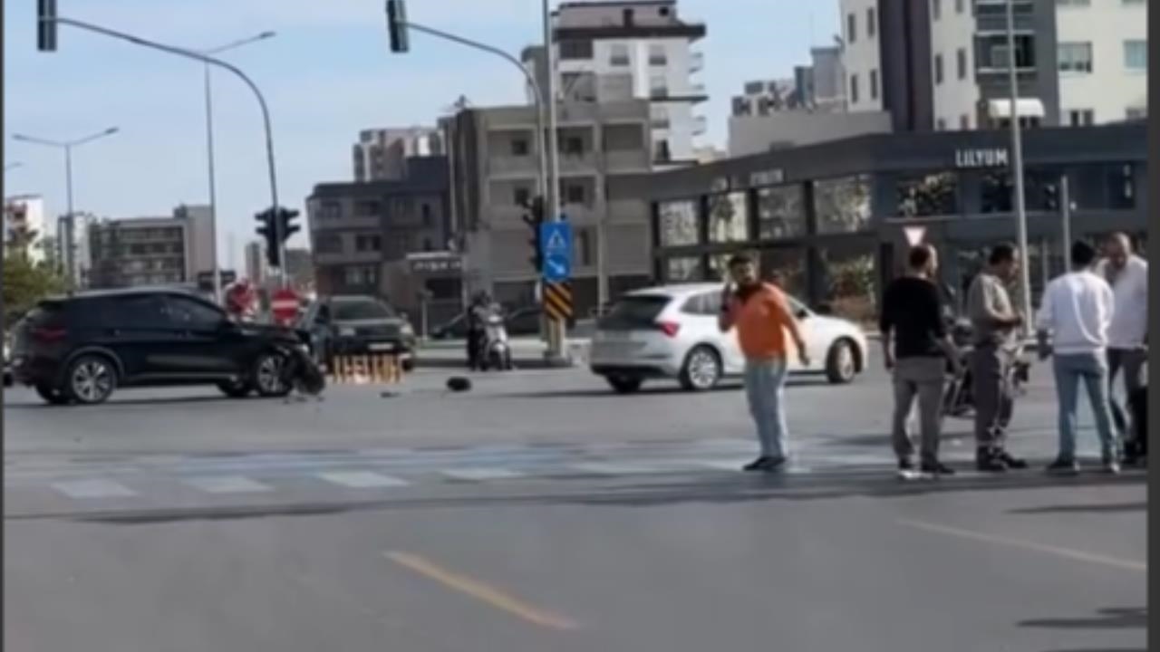 Mersin Yenişehir'de Işıkta 2 Araç ve 1 Motosiklet Çarpıştı
