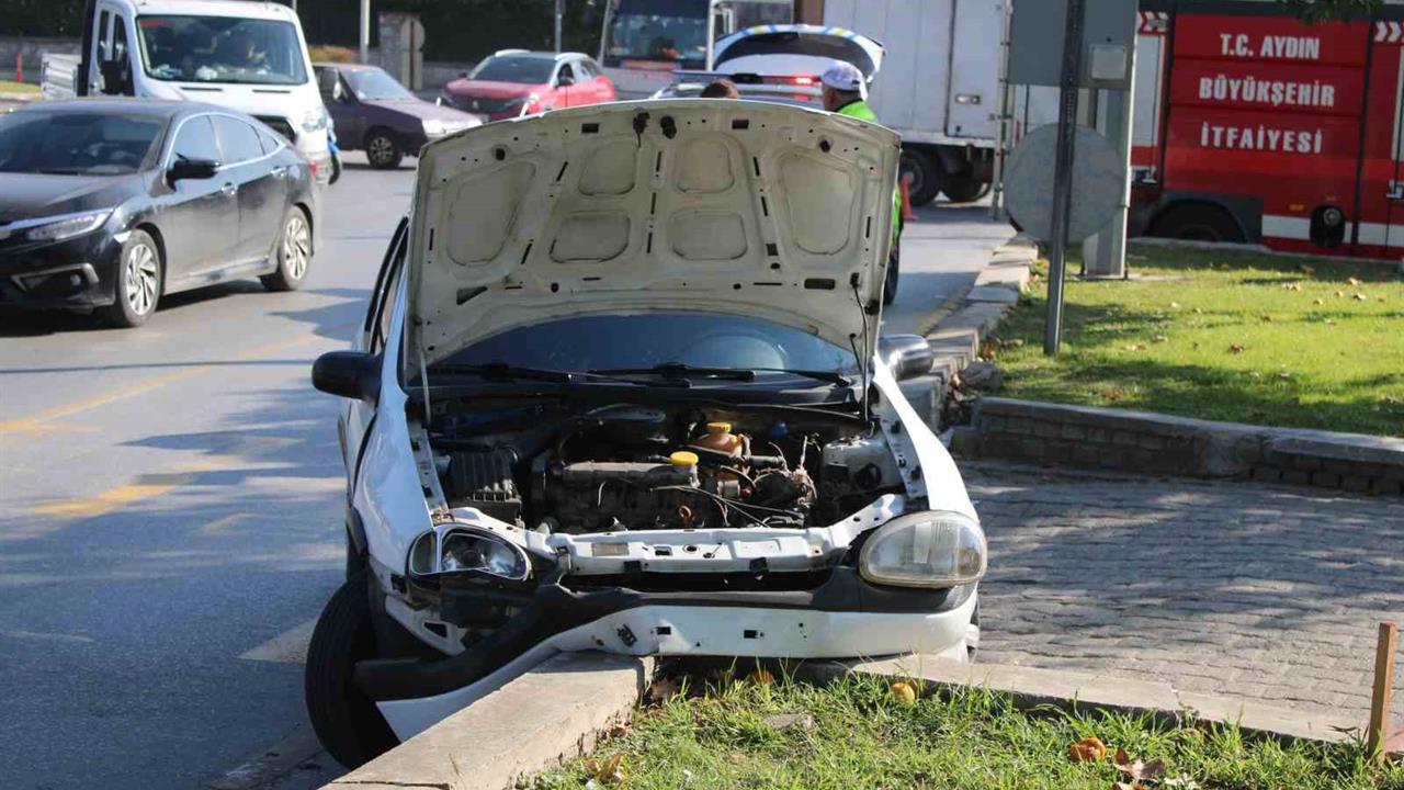 Aydın Efeler'de Direksiyon Hakimiyetini Kaybeden 17 Yaşındaki Sürücü Refüje Çarptı