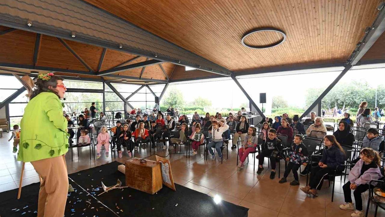 Osmangazi'de Ara Tatil İçin 'Toprak Ana' Tiyatro Gösterisi Düzenlendi