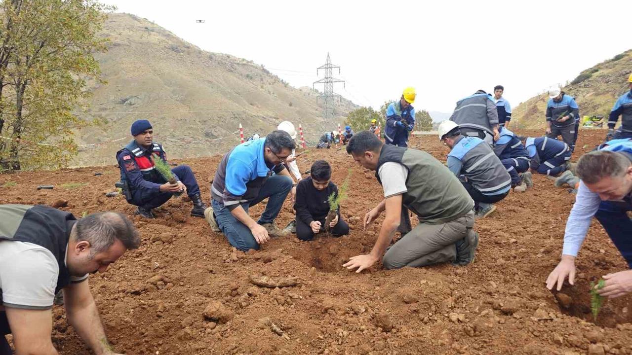 İstanbul'da Eti Bakır, 11 Kasım Milli Ağaçlandırma Günü’nde 41 bin fidan dikti.