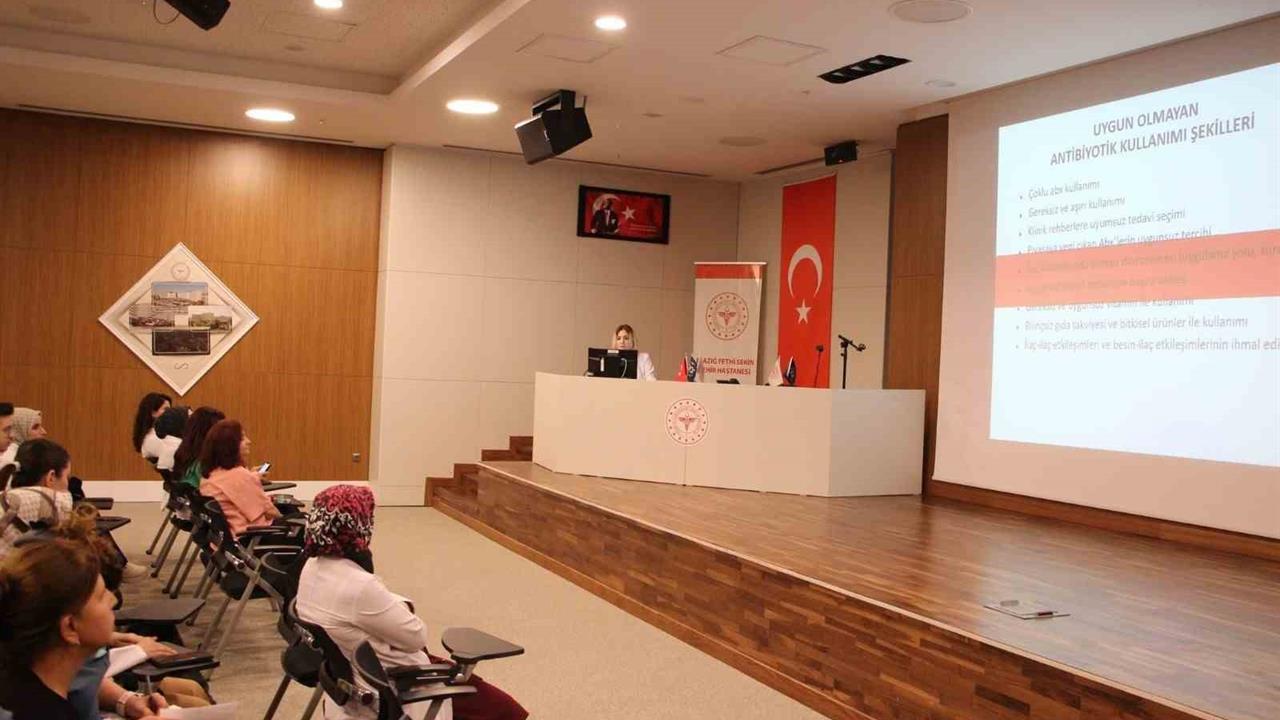 Elazığ'da Antimikrobiyal Farkındalık Haftası Kapsamında Eğitimler Verildi