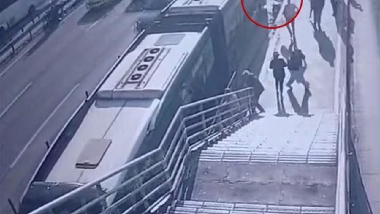 Cevizlibağ'da Metrobüs, Engelli Yolcuya Çarparak Hayatını Kaybetmesine Neden Oldu