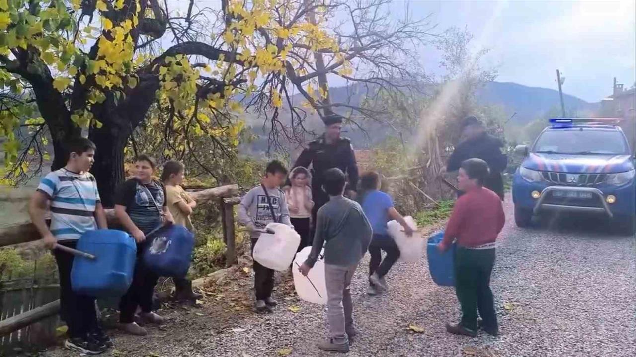 Sinop'ta Jandarma Ekiplerine Köy Çocuklarından "Yasemen" Sürprizi Yapıldı