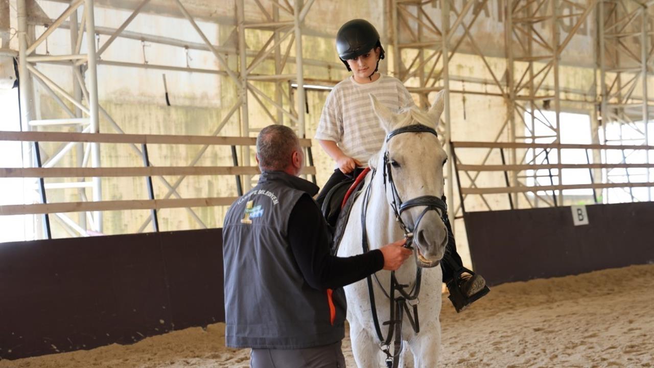 Kocaeli Kartepe'de Minik Binicilerin Atlı Binicilik Deneyimi