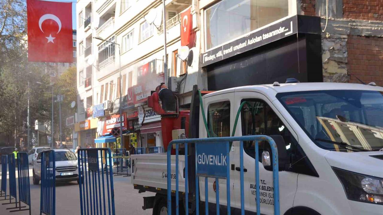 Bilecik’te Şehit İçin Tüm Cadde ve Sokaklara Gül Suyu Püskürtüldü