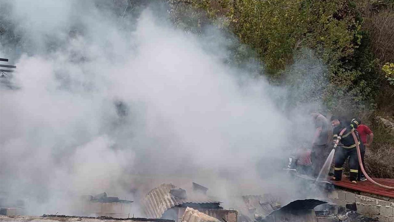 Hatay Yayladağı'nda Metruk Bir Evde Çıkan Yangın Kısa Sürede Kontrol Altına Alındı