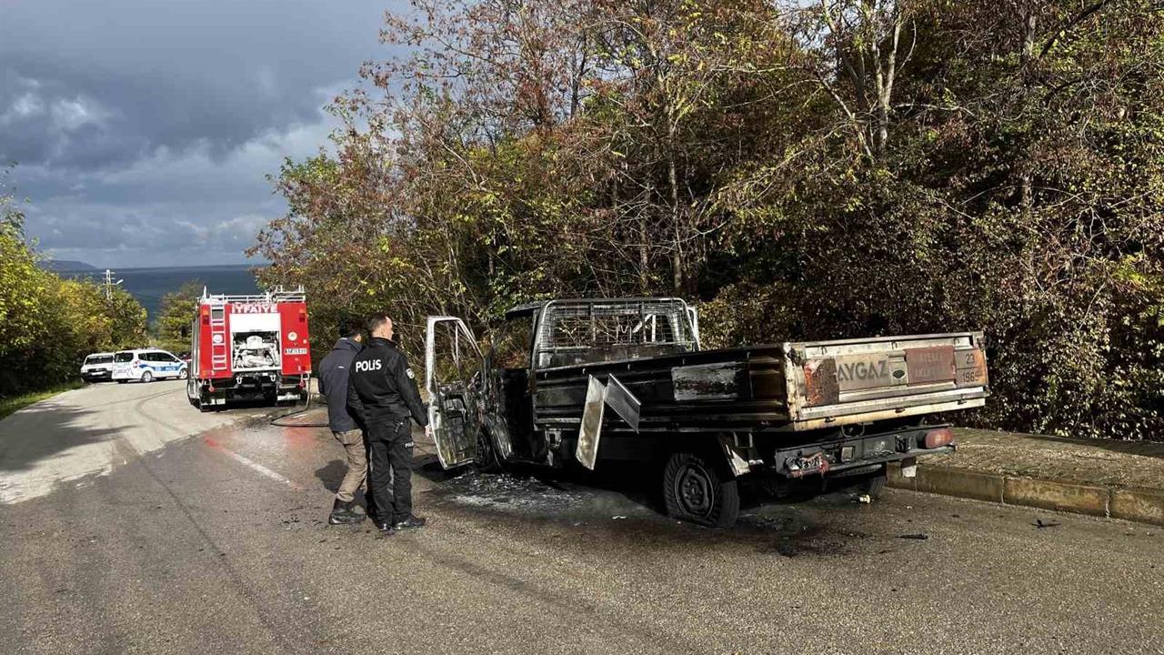 Sinop Gerze'de Seyir Halindeki Kamyonette Yangın Çıktı